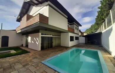 Imagem: A casa possui 4 Dormitórios, 5 Banheiros, 4 Vagas na garagem