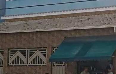 Imagem: A casa possui 3 Dormitórios, 2 Banheiros e 200m² de Área