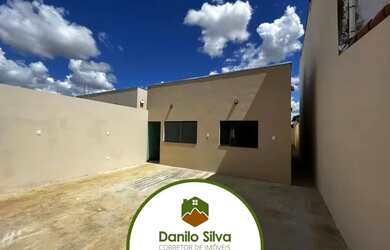 Imagem: A casa possui 3 Dormitórios, 2 Banheiros, 2 Vagas na garagem