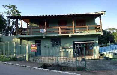 Imagem: A casa possui 3 Dormitórios, 2 Banheiros e 2 Vagas na garagem