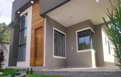 Imagem: A casa possui 3 Dormitórios, 3 Banheiros, 3 Vagas na garagem