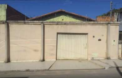 Imagem: A casa possui 4 Dormitórios, 3 Banheiros, 1 Vaga na garagem