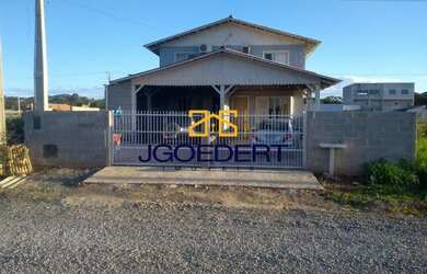 Imagem: A casa possui 4 Dormitórios, 4 Banheiros, 4 Vagas na garagem