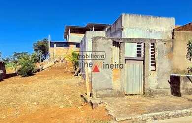 Imagem: A casa possui 2 Dormitórios, 1 Banheiro, 2 Vagas na garagem