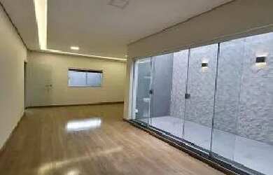 Imagem: A casa possui 3 Dormitórios, 2 Banheiros, 3 Vagas na garagem