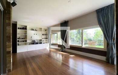 Imagem: A casa possui 3 Dormitórios, 3 Banheiros, 5 Vagas na garagem