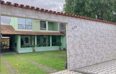 Imagem: A casa possui 4 Dormitórios, 3 Banheiros, 3 Vagas na garagem