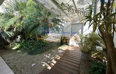 Imagem: A casa possui 5 Dormitórios, 4 Banheiros, 5 Vagas na garagem