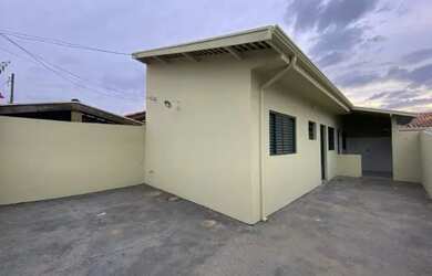 Imagem: A casa possui 2 Dormitórios, 2 Banheiros, 4 Vagas na garagem