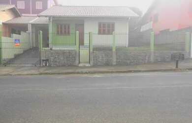 Imagem: A casa possui 2 Dormitórios, 1 Banheiro, 1 Vaga na garagem