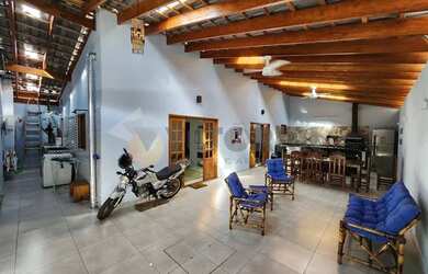 Imagem: A casa possui 2 Dormitórios, 1 Banheiro, 2 Vagas na garagem