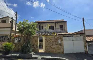 Imagem: A casa possui 3 Dormitórios, 3 Banheiros, 2 Vagas na garagem