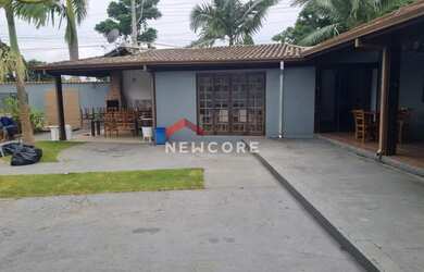 Imagem: A casa possui 3 Dormitórios, 2 Banheiros, 5 Vagas na garagem