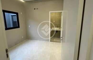 Imagem: A casa em condomínio possui 3 Dormitórios, 1 Banheiro, 2 Vagas