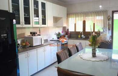 Imagem: A casa possui 4 Dormitórios, 5 Banheiros, 5 Vagas na garagem