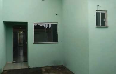 Imagem: A casa possui 2 Dormitórios, 2 Banheiros, 2 Vagas na garagem