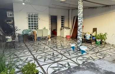 Imagem: A casa possui 2 Dormitórios, 1 Banheiro, 2 Vagas na garagem