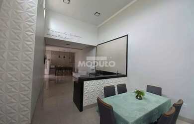 Imagem: A casa possui 3 Dormitórios, 2 Banheiros, 2 Vagas na garagem