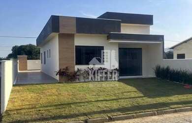 Imagem: A casa em condomínio possui 3 Dormitórios, 1 Banheiro, 2 Vagas