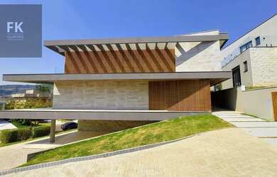 Imagem: A casa em condomínio possui 4 Dormitórios, 5 Banheiros, 5