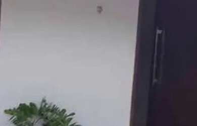 Imagem: A casa possui 3 Dormitórios e 2 Banheiros e está localizado