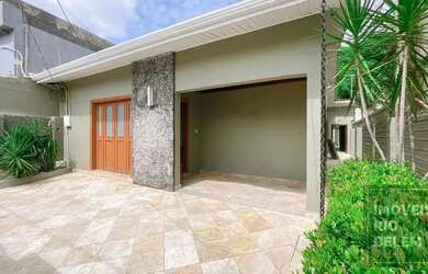 Imagem: A casa possui 4 Dormitórios, 5 Banheiros, 2 Vagas na garagem