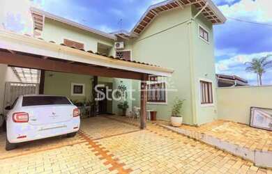 Imagem: A casa possui 4 Dormitórios, 5 Banheiros, 4 Vagas na garagem