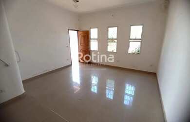 Imagem: A casa possui 3 Dormitórios, 3 Banheiros, 2 Vagas na garagem