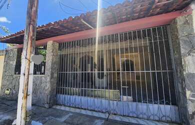 Imagem: A casa possui 3 Dormitórios, 4 Banheiros, 1 Vaga na garagem