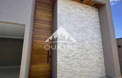 Imagem: A casa possui 3 Dormitórios, 2 Banheiros, 4 Vagas na garagem