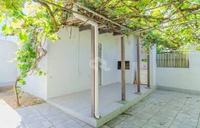 Imagem: A casa possui 3 Dormitórios, 2 Banheiros, 1 Vaga na garagem