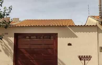 Imagem: A casa possui 2 Dormitórios, 2 Banheiros, 2 Vagas na garagem