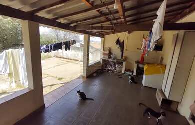 Imagem: A casa possui 2 Dormitórios, 1 Banheiro, 2 Vagas na garagem