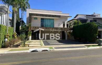 Imagem: A casa possui 4 Dormitórios, 5 Banheiros, 4 Vagas na garagem