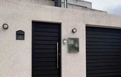 Imagem: A casa possui 3 Dormitórios, 2 Banheiros, 1 Vaga na garagem