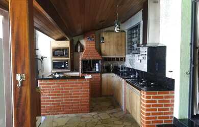 Imagem: A casa possui 2 Dormitórios, 2 Banheiros, 5 Vagas na garagem