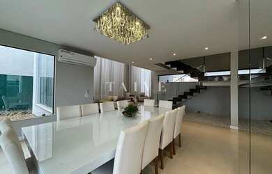 Imagem: A casa possui 4 Dormitórios, 5 Banheiros, 2 Vagas na garagem