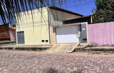 Imagem: A casa possui 2 Dormitórios, 1 Banheiro, 4 Vagas na garagem