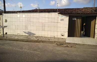 Imagem: A casa possui 3 Dormitórios, 2 Banheiros e 2 Vagas na garagem