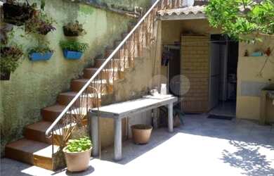 Imagem: A casa possui 3 Dormitórios, 4 Banheiros, 2 Vagas na garagem