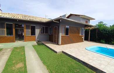 Imagem: A casa possui 2 Dormitórios, 2 Banheiros, 3 Vagas na garagem