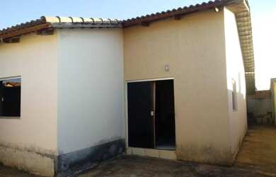 Imagem: A casa possui 3 Dormitórios, 1 Banheiro, 2 Vagas na garagem