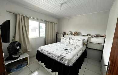 Imagem: A casa possui 4 Dormitórios, 3 Banheiros, 1 Vaga na garagem