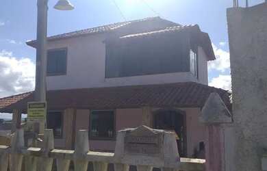 Imagem: A casa possui 4 Dormitórios, 3 Banheiros, 2 Vagas na garagem