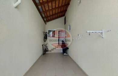 Imagem: A casa possui 2 Dormitórios, 2 Banheiros, 2 Vagas na garagem