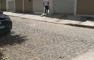 Imagem: A casa possui 2 Dormitórios, 2 Banheiros e 1 Vaga na garagem