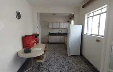 Imagem: A casa possui 2 Dormitórios, 2 Banheiros, 2 Vagas na garagem