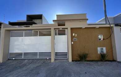 Imagem: A casa possui 3 Dormitórios, 2 Banheiros, 1 Vaga na garagem