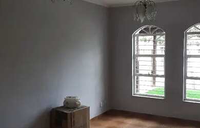 Imagem: A casa possui 4 Dormitórios, 5 Banheiros, 4 Vagas na garagem