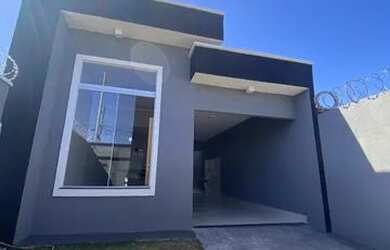 Imagem: A casa possui 3 Dormitórios, 3 Banheiros, 2 Vagas na garagem